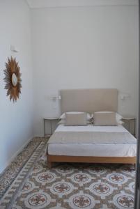 una camera con letto e tappeto di Palazzo Del Cavaliere a Gallipoli