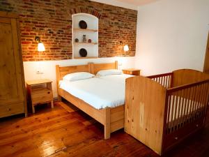 Un pat sau paturi într-o cameră la Heltau Apartments