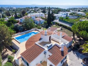 an aerial view of a house with a swimming pool at Casa Cupula in Poço Partido