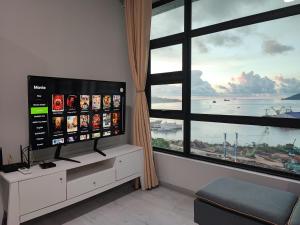 TV a/nebo společenská místnost v ubytování JESSELTON QUAY SEA VIEW