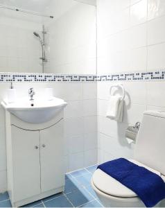 Baño blanco con lavabo y aseo en The SunSet 005, en Klorakas