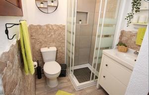 ein Badezimmer mit Dusche, Toilette und Waschbecken in der Unterkunft Studio Paraiso in Playa Blanca + 5 Fotos