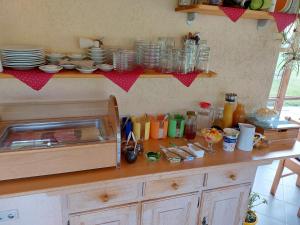 - une cuisine avec un comptoir avec des assiettes et de la vaisselle dans l'établissement Gästehaus Annemarie, à Rimsting