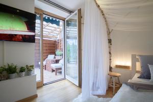 1 dormitorio con 1 cama y balcón con mesa en Apartmán Casia en Jeseník