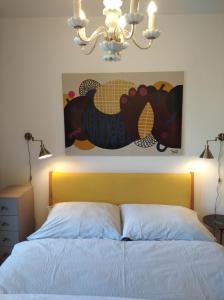 1 dormitorio con 1 cama con una pintura en la pared en Cosy design apartment in the city centre, en Nitra