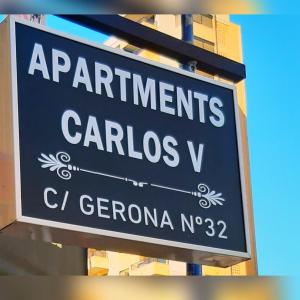 a street sign for apartmentsarios v on a building at Apartments Carlos V in Benidorm