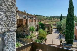 a view of a garden from a building at Mas Renart in Mollet de Perelada