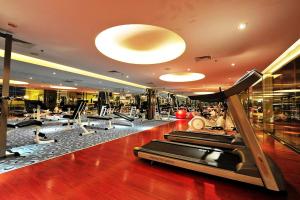 einen Fitnessraum mit Kardiogeräten in einem Gebäude in der Unterkunft Ming Garden Hotel & Residences in Kota Kinabalu