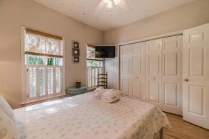 een slaapkamer met een bed met handdoeken erop bij 1200 London Ave Port Royal, SC 29935 in Port Royal