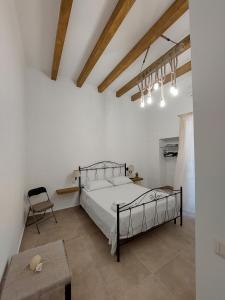 - une chambre avec un lit, une chaise et une table dans l'établissement Salento Gallipoli Dream Life, à Parabita