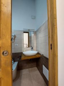 La salle de bains est pourvue d'un lavabo, d'une baignoire et d'un miroir. dans l'établissement Salento Gallipoli Dream Life, à Parabita