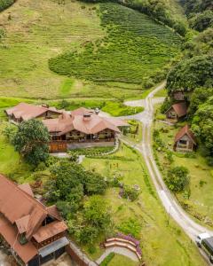 una vista aérea de un pueblo con una carretera y casas en TREE TREK BOQUETE Adventure Park en Boquete