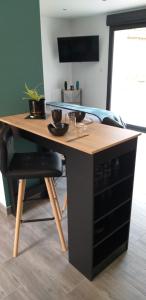 a desk with a wooden counter top in a room at L'instant spa et sa terrasse privative in Brienon-sur-Armançon