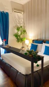 een kamer met een bed met een tafel erop bij Suite room in Aversa
