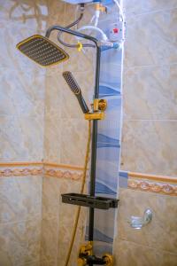 een glazen rek in een douche met twee gereedschappen erop bij BBD Hotel And Suites in Ibadan