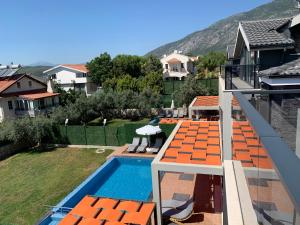 Výhled na bazén z ubytování Luxury modern villa with sauna, hammam and jacuzzi nebo okolí