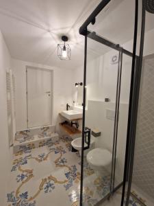 a bathroom with a toilet and a sink at Solis Domus Oriens in Ostuni