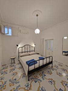 1 dormitorio con cama y alfombra en Solis Domus Oriens, en Ostuni
