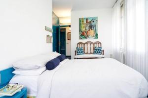 A bed or beds in a room at Al Ponte Lungo - Giudecca