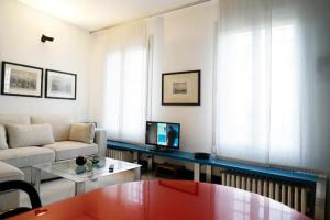 A television and/or entertainment centre at Al Ponte Lungo - Giudecca