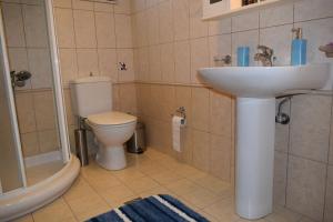 A bathroom at Villa Helidoni