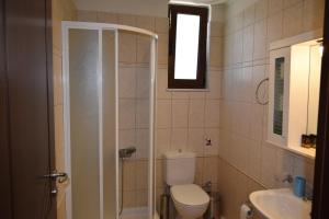 A bathroom at Villa Helidoni