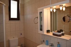 A bathroom at Villa Helidoni Még 37 kép