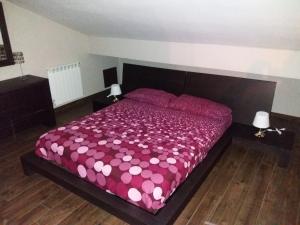 アウグスタにあるvilla bianca holidaysのベッドルーム1室(ピンクの掛け布団付きの大型ベッド1台付)