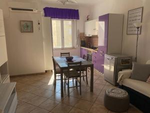 Kuchyň nebo kuchyňský kout v ubytování Lovely Sardinia Apartment