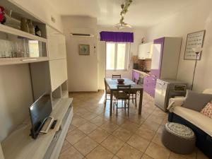TV a/nebo společenská místnost v ubytování Lovely Sardinia Apartment