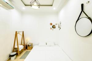 Tempat tidur dalam kamar di Dzu Homestay