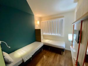 Katil atau katil-katil dalam bilik di ibis budget Itaperuna +65 gambar