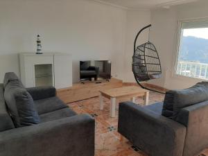 Sala de estar con 2 sofás y mesa en Apartamentos Costas de Bueu, en Bueu