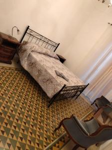 una camera con letto e sedia di Don Aniello Alloggio Turistico a Sulmona
