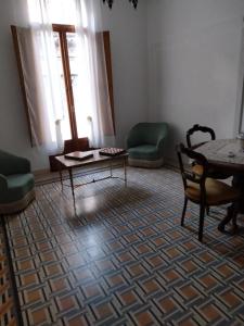 un soggiorno con tavolo e sedie di Don Aniello Alloggio Turistico a Sulmona