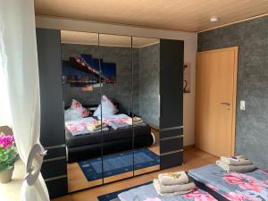 מיטה או מיטות בחדר ב-FEWO Anja