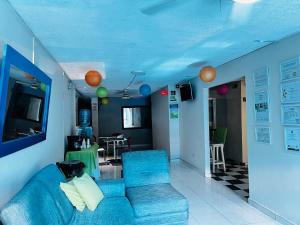 a living room with a blue couch and a table at Hotel Boston Superior in Barranquilla
