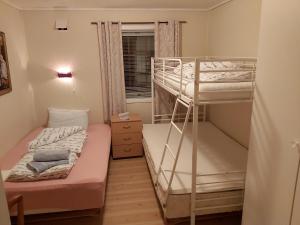 um quarto com 2 beliches e uma janela em Ålesund Apartment with free parking em Ålesund