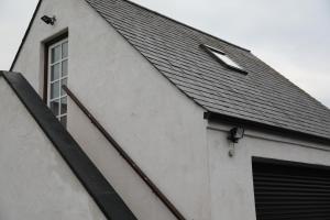 un edificio blanco con ventana y techo en Cosy Loft situated on shores of Lough Neagh, 