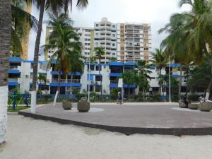 un parc sur la plage avec des palmiers et des bâtiments dans l'établissement Patuca Apartamentos By DANP, à Santa Marta