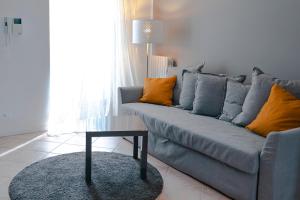 - un salon avec un canapé et une table dans l'établissement APARTMENTS VALPOLICELLA: RESIDENZA OLIVO, à Fumane