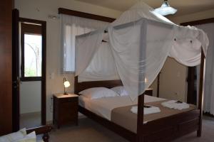 A bed or beds in a room at Villa Helidoni