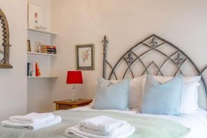 A bed or beds in a room at Lovedays Cottage, A Luxury 16th Century home in Painswick
