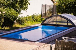 Bazen v nastanitvi oz. blizu nastanitve Apartmány Nežárka a privátní wellness