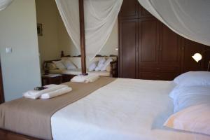 A bed or beds in a room at Villa Helidoni