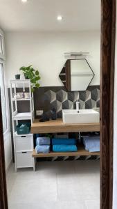 CasabascianaにあるMetato con piscina e giardinoのバスルーム(シンク、タオル付きカウンター付)