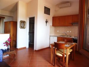 Кухня или мини-кухня в Milia Bay Hotel Apartments
