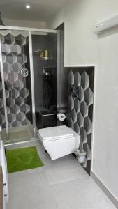 CasabascianaにあるMetato con piscina e giardinoのバスルーム(白いトイレ、シャワー付) +49枚の写真