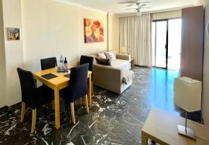Χώρος καθιστικού στο Magnificent Apt. with Sea View, Cliff & Marina
