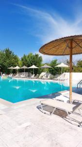 A piscina localizada em Sausan Hotel ou nos arredores